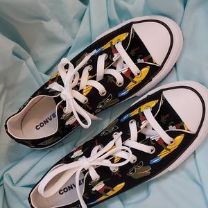 See description on size Converse junior alligator on surfboards. New